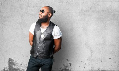 siyah adam gri arka plan üzerinde düşünme 