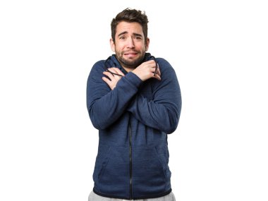 soğuk beyaz arka plan üzerinde izole genç adam