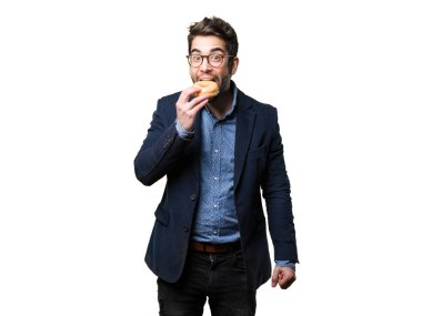 Genç adam beyaz arka plan üzerinde izole bir lokma yeme