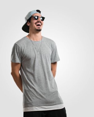 Rahat ve neşeli, gülen ve having fun, Genç rapçi adam kendinden emin ve başarılı hisseder