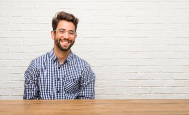 Neşeli ve kendine güvenen genç beyaz adam