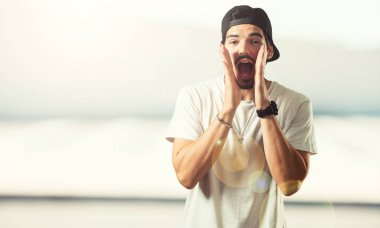 Genç rapçi adam mutlu, çığlık sürpriz bir teklif ya da bir promosyon, ağzı açık, atlama ve gurur tarafından