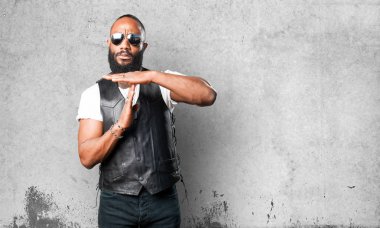 gri arka plan üzerinde siyah adam mola zaman jest 