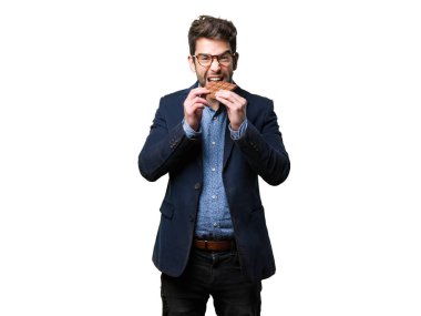 Genç adam beyaz arka plan üzerinde izole bir çikolata yeme