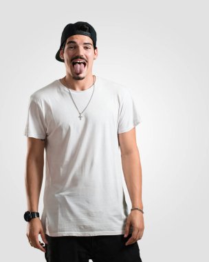 Genç rapçi adam ifade güven ve duygu, eğlenceli ve dostu, dil oyun ya da eğlenceli bir işareti olarak gösterilen