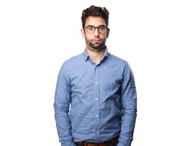Genç adam beyaz arka planda tek başına duruyor.