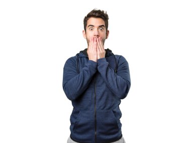 Beyaz arka plan üzerinde izole şaşırmış genç adam