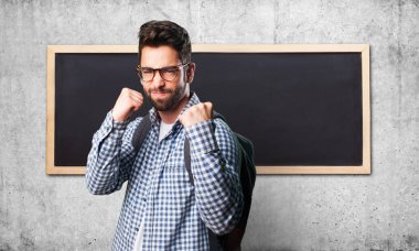 kazanan bir jest yapan öğrenci erkek