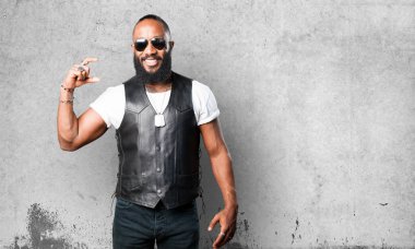 siyah adam gri arka plan üzerine bir şey boyutlandırma 