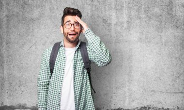 sürpriz öğrenci adam gri arka plan üzerinde