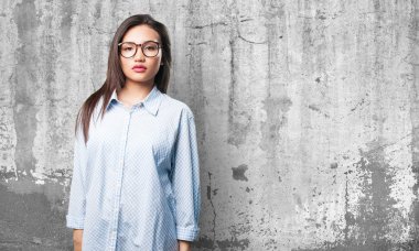 Asyalı kadın gri arka plan üzerinde poz