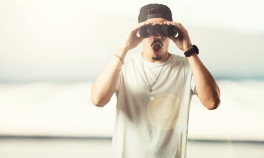 Genç rapçi adam şaşırttı ve hayran, dürbün ile uzaktan, gelecekte fırsat kavramı ilginç bir şey mi arıyorsunuz
