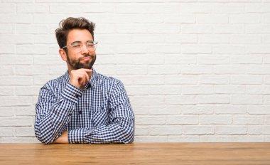 Genç beyaz adam düşünme ve ararken