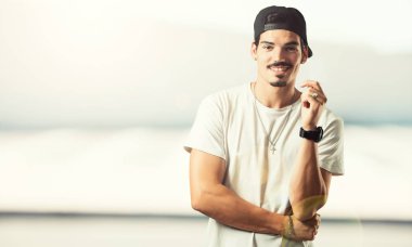 Kendine güvenen, gülümseyen genç rapçi adam bir kartvizit sunan istediğini yaz için alan kopyalamak gelişen bir iş var