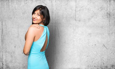 Latin kadın gri arka plan üzerinde geriye doğru