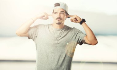 Eller, kızgın ve bazı ses işitme yorgun kulaklarıyla kapsayan genç rapçi adam