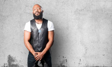 Motosikletçi adam bir kask holding