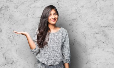 bir şey tutan latin kadın