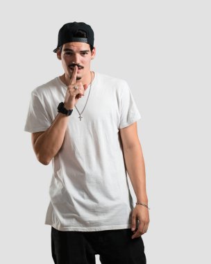 Bir sırrı saklamak veya soran sessizlik, ciddi bir yüz, itaat konsept genç rapçi adam