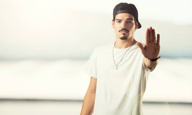 Önde, el koyarak genç rapçi birinin ciddi ve kararlı, dur jest, geri çevirir kavramı