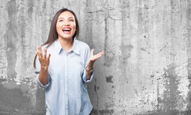 gri arka plan üzerinde sürpriz Asyalı kadın