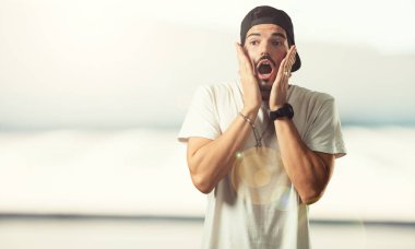 Şaşırttı ve şok, Genç rapçi adam kazanmak kavramı geniş gözlü bir teklif veya yeni bir iş, heyecan arayan