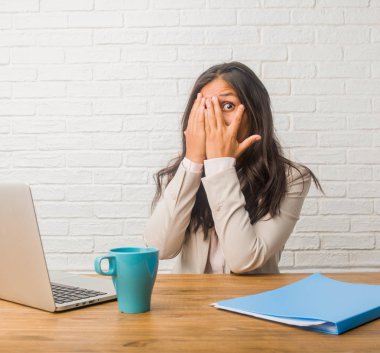 Korkmuş ve endişeli ofisinde genç Hintli kadın