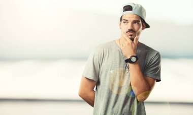 Genç rapçi adam şüphe ve karışık, düşünme, bir fikir ya da bir şey hakkında endişeli