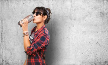 bir bira içmek latin kız