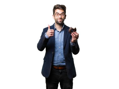 Genç adam beyaz arka plan üzerinde izole bir lokma yeme