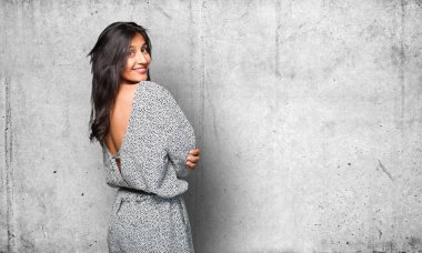 Latin kadın gri arka plan üzerinde geriye doğru