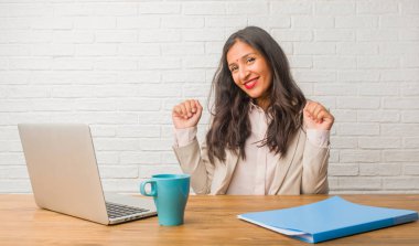 Dans ve having fun, Genç Hintli kadın, müzik ofis taşıma, bağırarak ve mutluluk, Özgürlük kavramı ifade