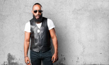 gri arka plan üzerinde siyah adam ayakta 