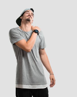 Sırt ağrısı nedeniyle iş stresi, yorgun ve zeki olan genç rapçi adam