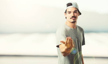 Gel, kendinden emin ve gülümseyen bir hareketi el ile yapmak için davet genç rapçi adam pozitif ve güler yüzlü