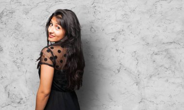 gri arka plan üzerinde mutlu latin kadın