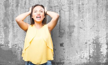 çılgın Asyalı kadın gri arka plan üzerinde