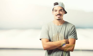 Kollarını, gülümseyen ve mutlu crossing, kendinden emin ve dostu genç rapçi adam