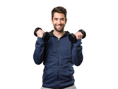 Genç adam beyaz arka plan üzerinde izole dambıl kullanarak