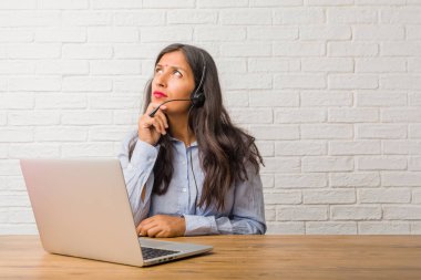 Genç Hintli kadın düşünce, fikir ve giyim kulaklık.