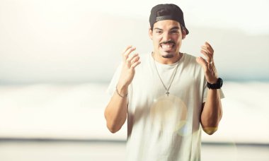Öfkeli, negatif ve çılgın çığlık genç rapçi adam çok kızgın ve üzgün, çok gergin,