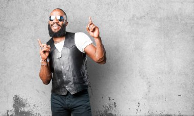 siyah adam gri arka plan üzerinde dans 