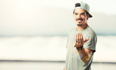 Gel, kendinden emin ve gülümseyen bir hareketi el ile yapmak için davet genç rapçi adam pozitif ve güler yüzlü