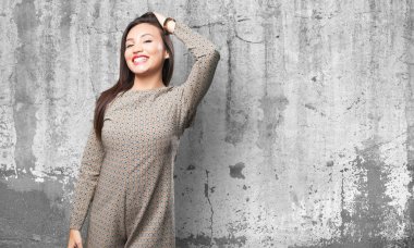 Asyalı kadın gri grunge arka plan üzerinde poz