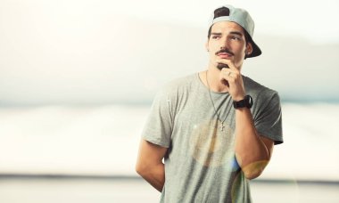 Genç rapçi adam şüphe ve karışık, düşünme, bir fikir ya da bir şey hakkında endişeli