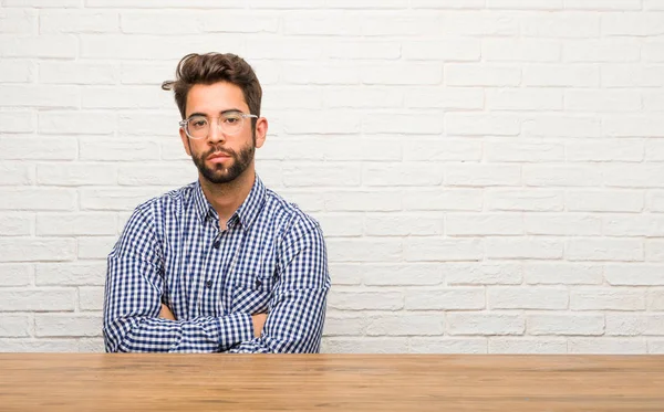 Jonge Kaukasische Man Zit Overschrijding Van Zijn Armen Ernstige Opleggen — Stockfoto