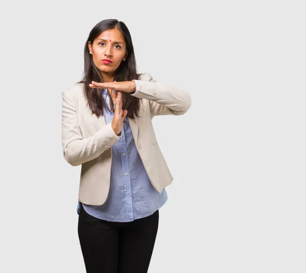 Unga Indiska Affärskvinna Gör Timeout Gest — Stockfoto