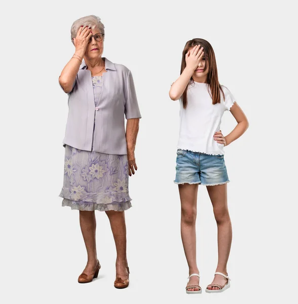 高齢者の女性と彼女の孫娘の全身心配し 物忘れ ミスをした時に衝撃の表現を実現 — ストック写真