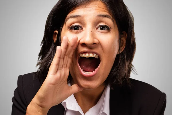 ラテン ビジネス女性の叫び — ストック写真