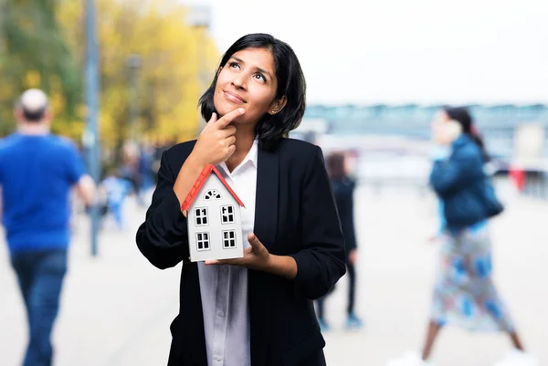 Latim Mulher Negócios Segurando Uma Casa — Fotografia de Stock